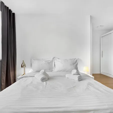 Quiet Spacious Business With On-site Parking Appartement