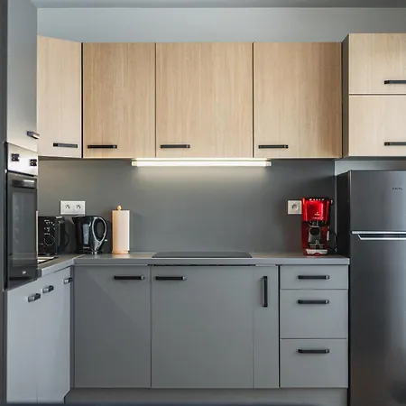 Quiet Spacious Business With On-site Parking Appartement *