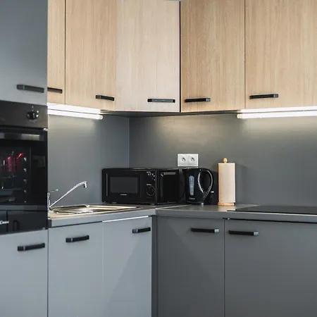 Quiet Spacious Business With On-site Parking Appartement