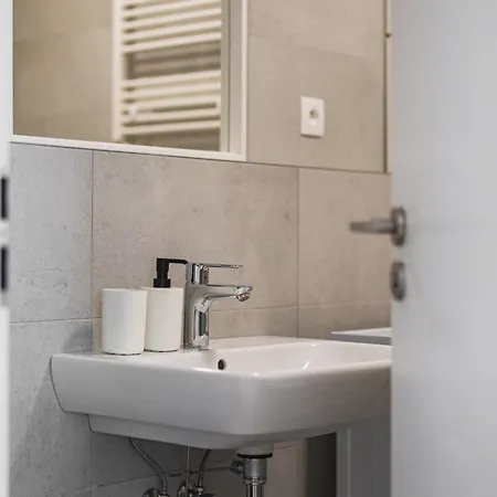 Quiet Spacious Business With On-site Parking Appartement *