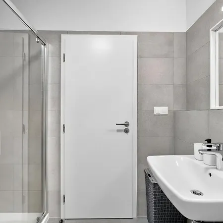 Quiet Spacious Business With On-site Parking Appartement *