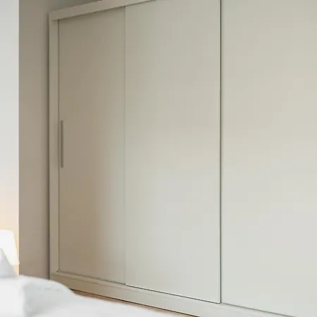 Quiet Spacious Business With On-site Parking Appartement *