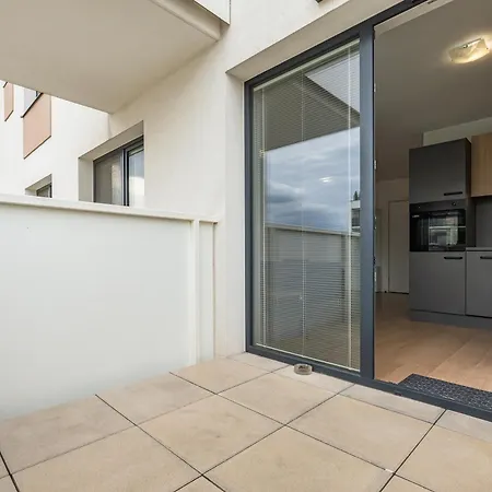 Quiet Spacious Business With On-site Parking Appartement *